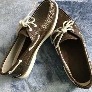 Sperry top-spider crocodile look
